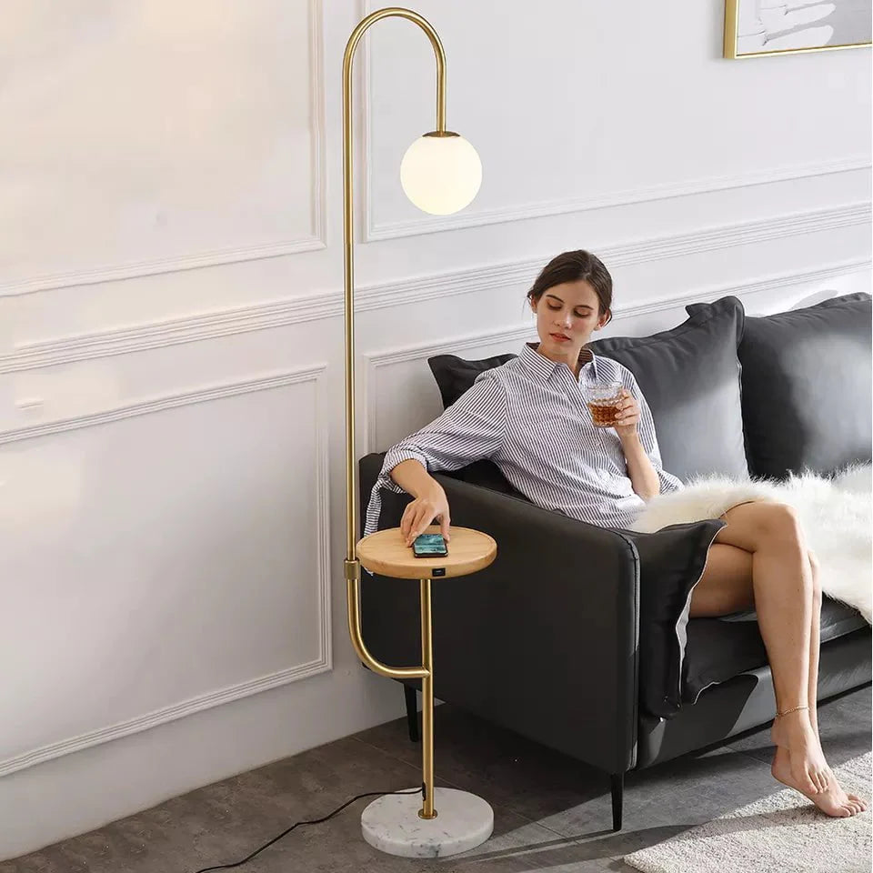 Hyde Stehlampe mit Beistelltisch und kabelloser Telefonaufladung